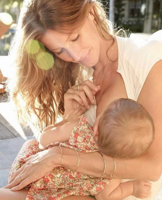 4 Easy Tips For Dressing While Breastfeeding On-The-Go
